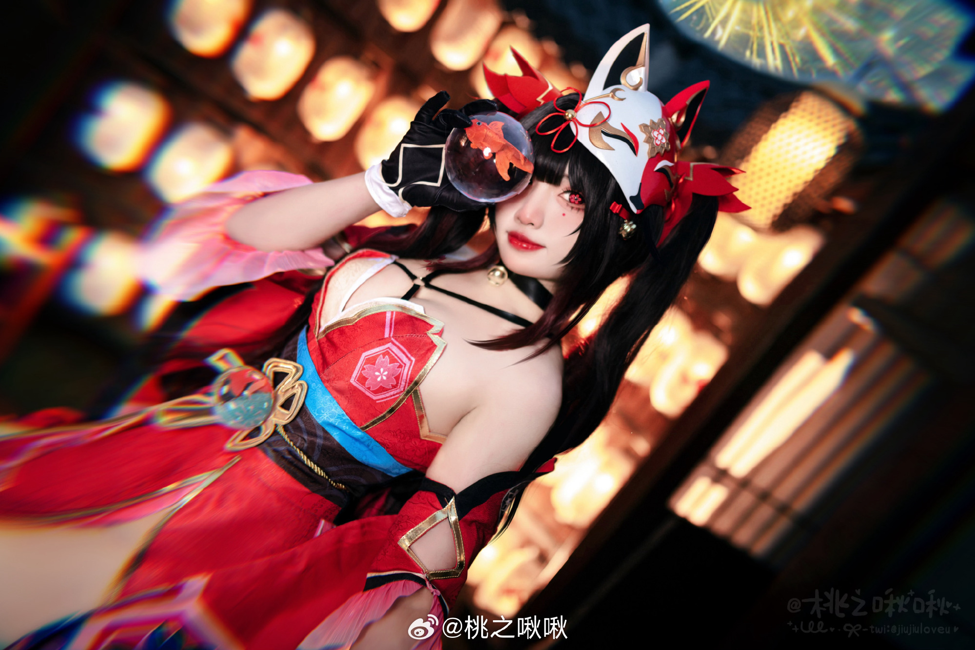 你向我走来，给暮色也添了光彩。我希望满怀，为星空点燃了期待。