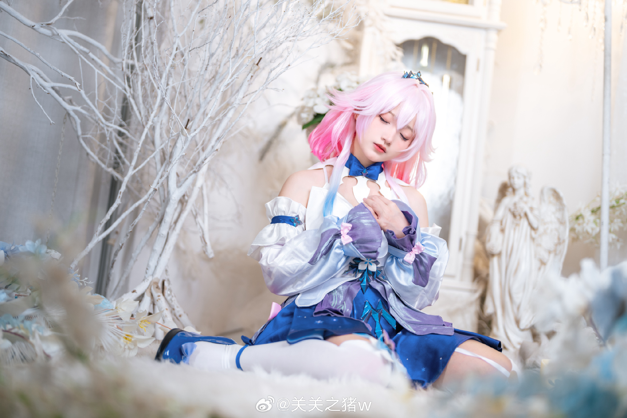 天光渐暗，暮色里遗漏了一丝蓝，星辰便从中亮起。