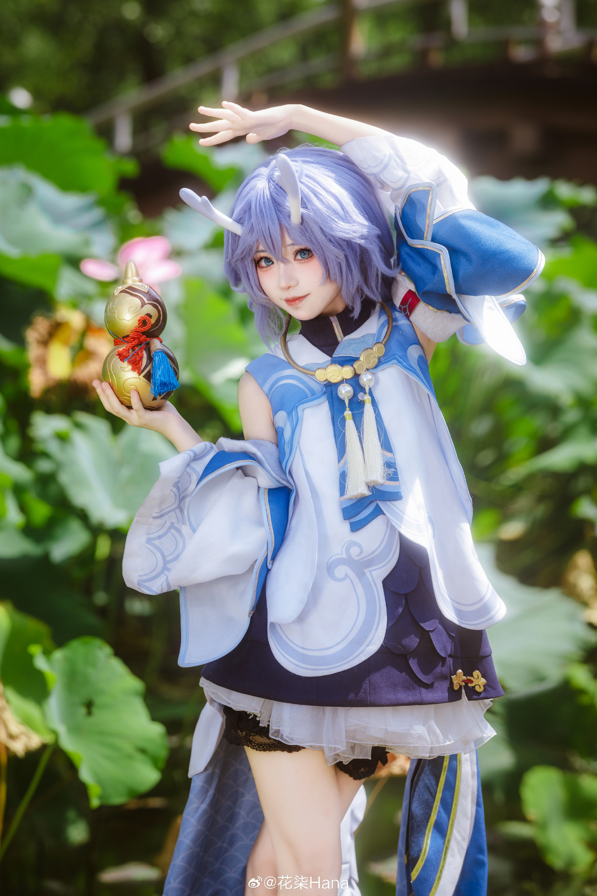 出门前打扮一番却只为了买一瓶水