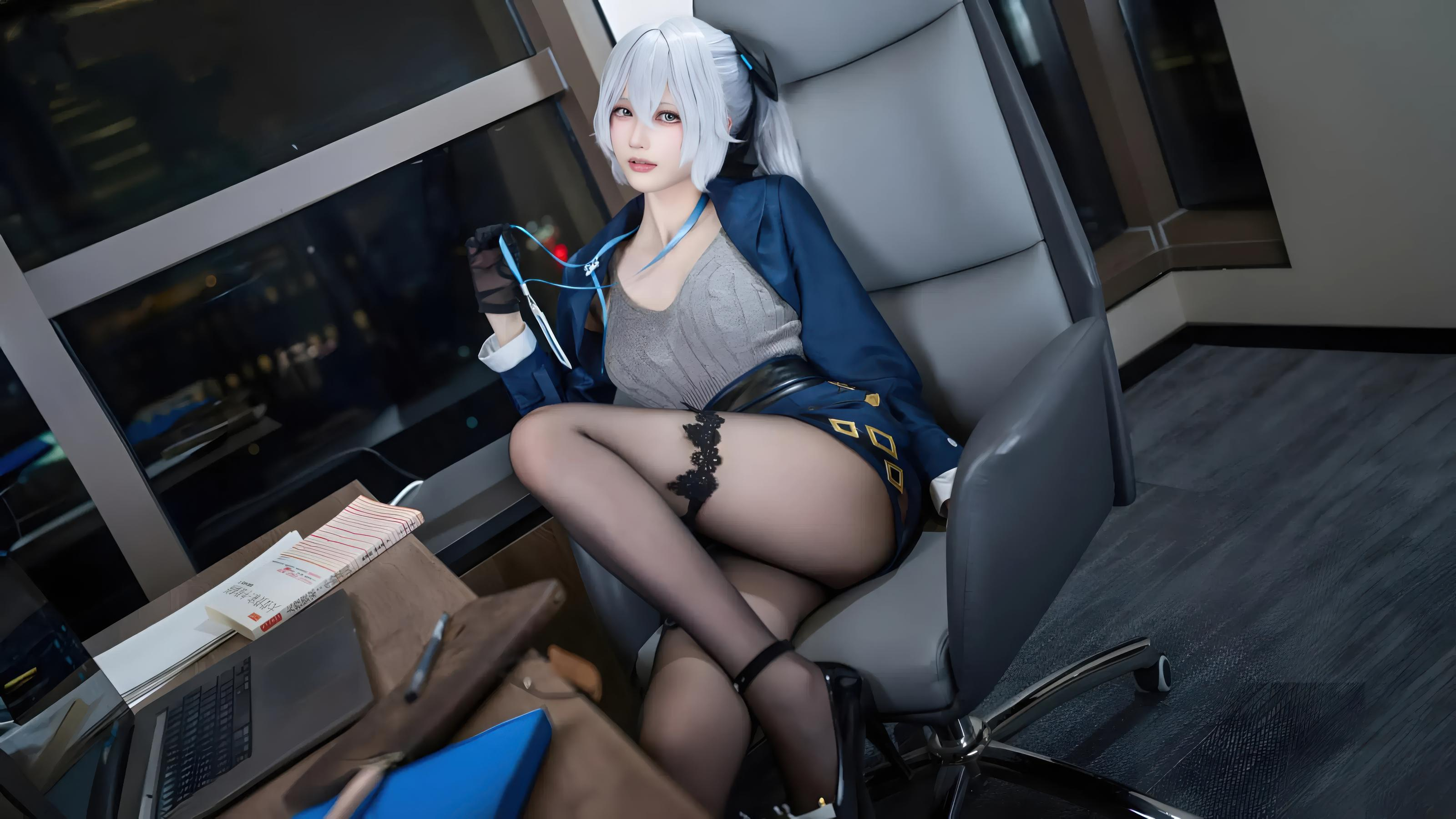 花兮_honoka 崩坏·星穹铁道 布洛妮娅 大鸭鸭，银鬃铁卫统领的都市秘影与光影诗篇